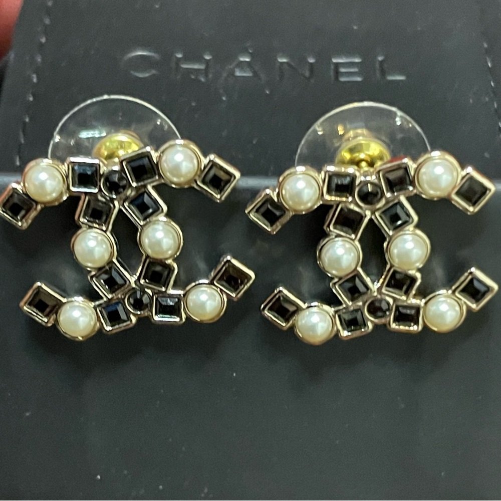 Chanel Gold and Pearl Earrings NIB - Picture 2 of 8